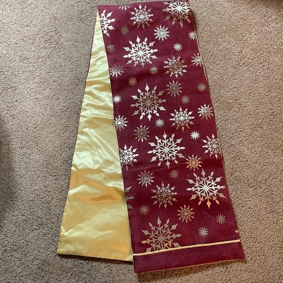 Holiday table runner Gold & Burgundy with snowflakes width 12.625 Length 72 - Picture 1 of 4